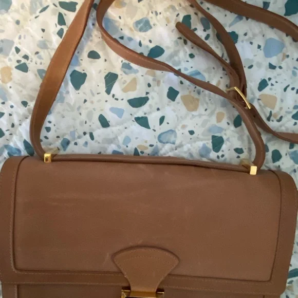 Elegant Brown Leather Shoulder Bag - Picture 4 of 9